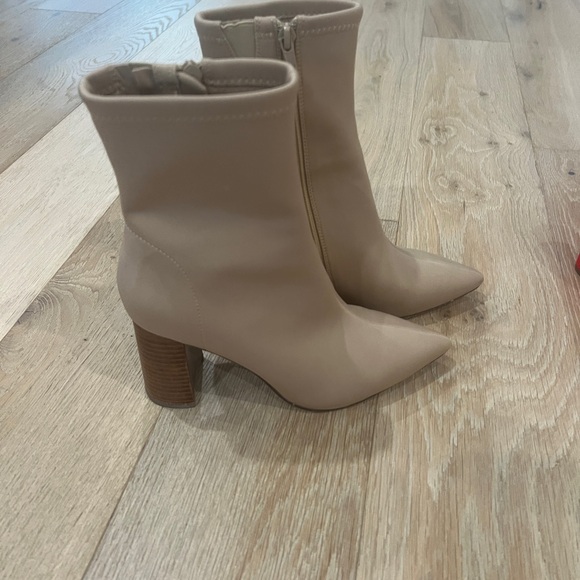 Women’s size 6 ankle boots tan and size 6 red express heels - Picture 3 of 7